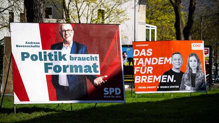 Bremen: Wahlplakate der SPD und der CDU stehen am Straßenrand. 
