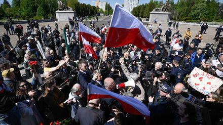 Der russische Botschafter Sergej Andrejew wird von Demonstrierenden in Polen umzingelt.