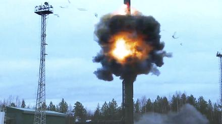 Ein Standbild aus einem vom russischen Verteidigungsministerium veröffentlichten Video zeigt die russische Interkontinentalrakete Yars, die bei Übungen der strategischen Nuklearstreitkräfte des Landes auf dem Kosmodrom von Plesetsk (Russland) gestartet wurde.