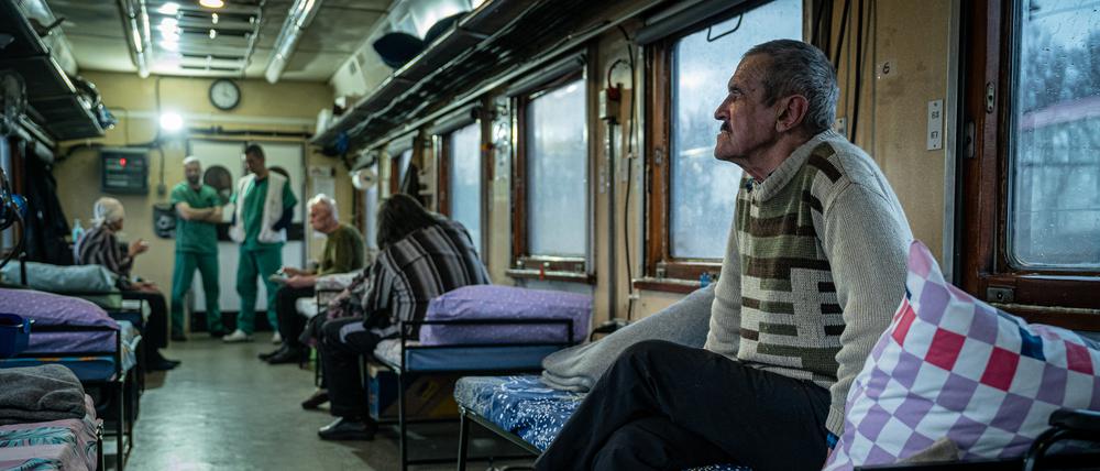 Kriegsverkehr. In einem umgebauten Zug der ukrainischen Bahn werden verletzte und kranke Zivilisten in Krankenhäuser im westlichen Landesteil gebracht.