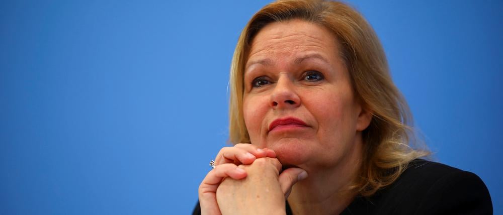 In der Debatte um befristete Grenzkontrollen zur Eindämmung illegaler Migration hat der brandenburgische CDU-Fraktionschef Jan Redmann Bundesinnenministerin Nancy Faeser (SPD) kritisiert und ihr eine falsche Lagebewertung vorgeworfen.