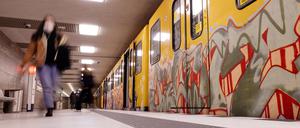 Aufgrund der Coronakrise war 2020 für die BVG ein katastrophales Jahr. Die Zahl der Fahrgäste schrumpfte auf zwei Drittel, die Ertragseinbußen liegen im dreistelligen Millionenbereich. In Bahnen und am Gleis gilt Maskenpflicht. Trotzdem wollen die Berliner Verkehrsbetriebe in den kommenden Jahren extra lange Bahnen mit einer Gesamtlänge von 50 Meter anschaffen. Im Bild die der neue U-Bahnhof Unter den Linden . Themenbild, Symbolbild Bild aufgenommen mit Genehmigung der BVG-Pressestelle Berlin, 01.01.2021 *** Due to the Corona crisis, 2020 was a catastrophic year for BVG The number of passengers shrank to two-thirds, the revenue losses are in the three-digit millions In trains and on the track masks are mandatory Nevertheless, the Ber Foto:xC.xHardtx/xFuturexImage 