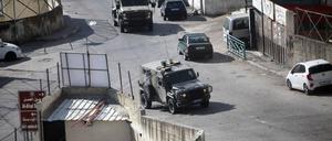 Fahrzeuge des israelischen Militärs regeln den Verkehr im Westjordanland, wo am Morgen zwei bewaffnete Palästinenser erschossen wurden.