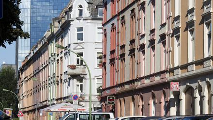 Hier in Frankfurt am Main sind die Preise für Immobilien wie diese Häuserzeile im Westend besonders stark zurückgegangen.