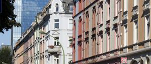 Hier in Frankfurt am Main sind die Preise für Immobilien wie diese Häuserzeile im Westend besonders stark zurückgegangen.