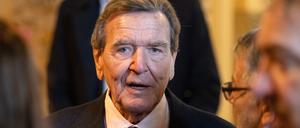 Altbundeskanzler Schröder im Meininger Theater Altbundeskanzler Gerhard Schröder SPD kommt ins Staatstheater Meiningen, um die La Boheme-Inszenierung des Künstlers Markus Lüpertz l zu sehen. Meiningen Thüringen DEUTSCHLAND *** Former Chancellor Schröder at Meiningen Theater Former Chancellor Gerhard Schröder SPD comes to the State Theater Meiningen to see the La Boheme production of artist Markus Lüpertz l Meiningen Thuringia GERMANY