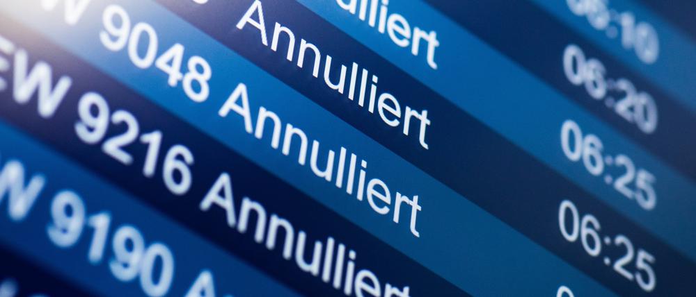 Zahlreiche Flüge werden auf einer Tafel als „annulliert“ angezeigt.