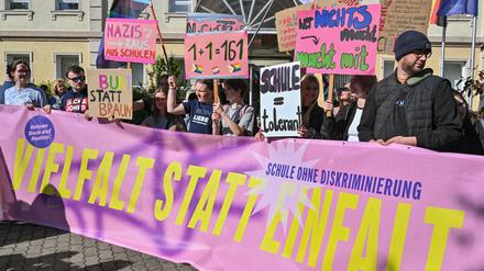 09.05.2023, Brandenburg, Cottbus: Teilnehmer der Demonstration «Vielfalt statt Einfalt - Schule ohne Diskriminierung» stehen mit Schildern und Plakaten vor dem Schulamt in Cottbus. Organisiert wurde die Demonstration von Schülern, Eltern und Lehrern. Kürzlich hatte ein Brandbrief zum Thema Rechtsextremismus an einer Schule in Burg im Spreewald für Aufsehen gesorgt. Foto: Patrick Pleul/dpa +++ dpa-Bildfunk +++