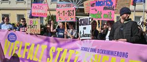 Laut sein, statt schweigen: Die Demo vor dem Schulamt in Cottbus vor einigen Wochen soll erst der Anfang gewesen sein. 