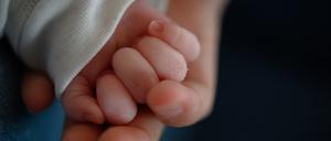 Erstmals sind in Großbritannien Babys zur Welt gekommen, die das Erbgut von drei Menschen tragen (Symbolbild).