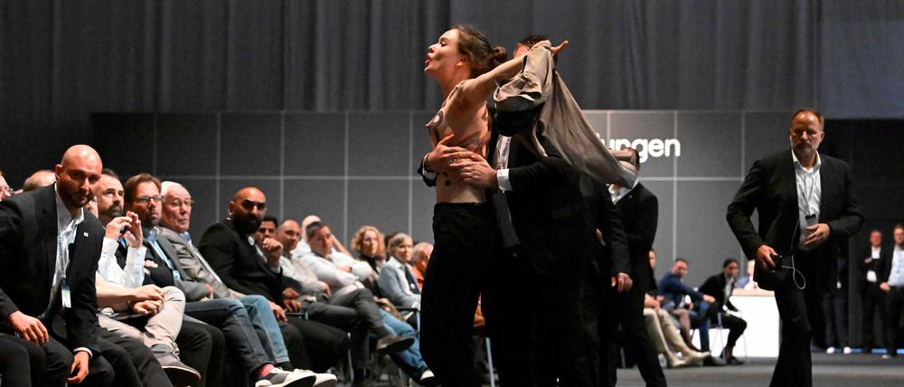 Eine Frau mit nacktem Oberkörper störte die Veranstaltung. 