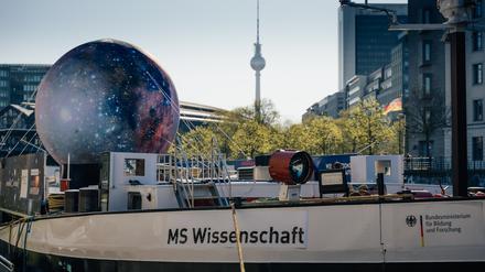 Die MS Wissenschaft am Spreeufer. Von Berlin aus wird das Schiff eine Reise quer durch etliche Bundesländer bis nach Österreich antreten.