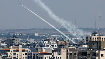 Raketen fliegen am Mittwoch aus dem Gaza-Streifen auf israelisches Gebiet. REUTERS/Mohammed Salem