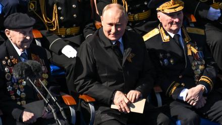 Russlands Präsident Wladimir Putin flankiert von zwei vermeintlichen Veteranen aus dem Zweiten Weltkrieg.