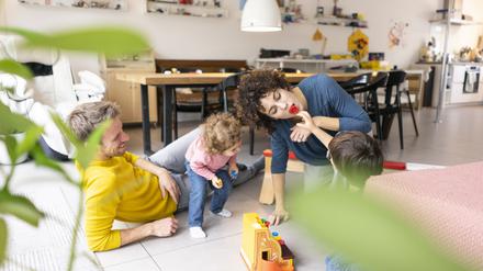 Happy family playing with their kids on a weekend, Kinder, Sparen, Sparkids