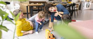 Happy family playing with their kids on a weekend, Kinder, Sparen, Sparkids