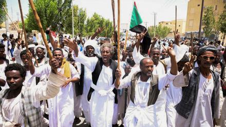 Eine Gruppe von Männern zeigt ihre Unterstützung für das sudanesische Militär im Kampf gegen die Rapid Support Forces (RSF).
