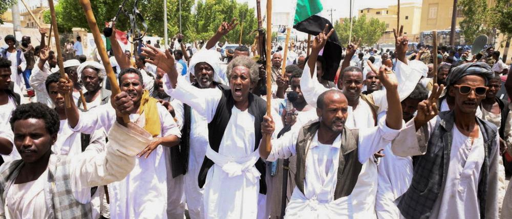 Eine Gruppe von Männern zeigt ihre Unterstützung für das sudanesische Militär im Kampf gegen die Rapid Support Forces (RSF).