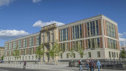 Die historische Fassade des ehemaligen DDR-Staatsratsgebäudes am Schlossplatz in Berlin-Mitte.