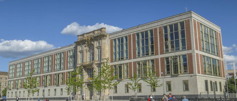 Die historische Fassade des ehemaligen DDR-Staatsratsgebäudes am Schlossplatz in Berlin-Mitte.