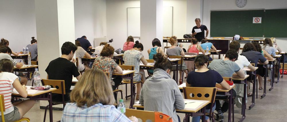 Französische Schüler:innen bei der Abiturprüfung (Symbolbild).
