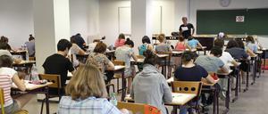 Französische Schüler:innen bei der Abiturprüfung (Symbolbild).