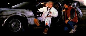 Szene aus dem Film „Zurück in die Zukunft“ (1985): Zeitreisen können moderne Autos noch nicht, dafür Wochenendeinkäufe per Sprachassistenten erledigen und im vernetzten Eigenheim Heizung, Rollläden, Licht, Küchengeräte oder Türöffner steuern.