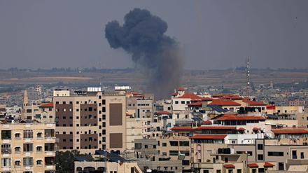 Rauchschwaden nach einem israelischen Angriff in Gaza-Stadt, 10. Mai 2023.