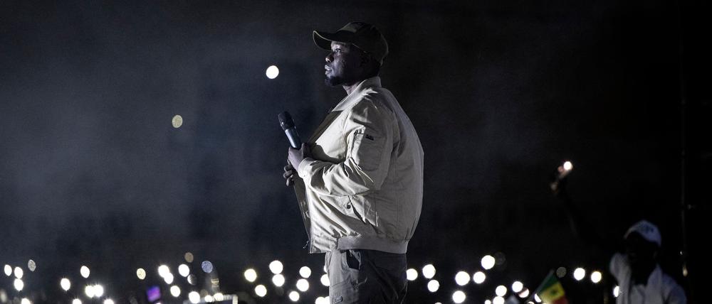 Der senegalesische Oppositionspolitiker Ousmane Sonko vor Anhänger in Dakar (Archivbild).