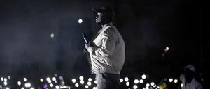 Der senegalesische Oppositionspolitiker Ousmane Sonko vor Anhänger in Dakar (Archivbild).