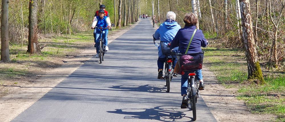 Holperfreies Radeln. In Lichterfelde hat der Mauerweg neuen Asphalt bekommen.