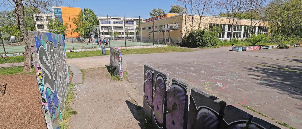 Die Jugendaktionsfläche „Platte“ an der Ecke Knobelsdorff-/Haeckelstraße, im Hintergrund das Hannah-Arendt-Gymnasium.