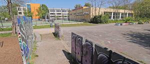 Die Jugendaktionsfläche „Platte“ an der Ecke Knobelsdorff-/Haeckelstraße, im Hintergrund das Hannah-Arendt-Gymnasium. 