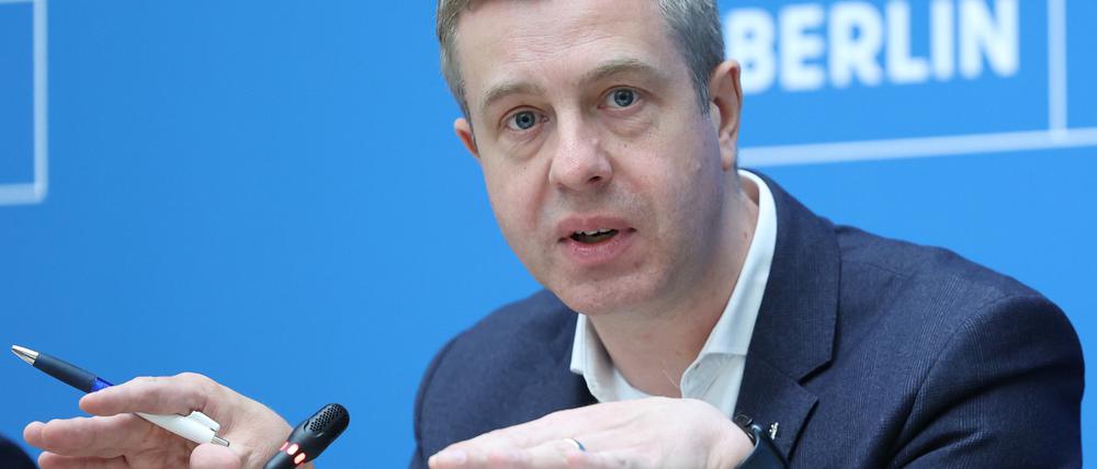 Stefan Evers (CDU), Finanzsenator, spricht auf einer Pressekonferenz nach der Sitzung des Berliner Senats. 