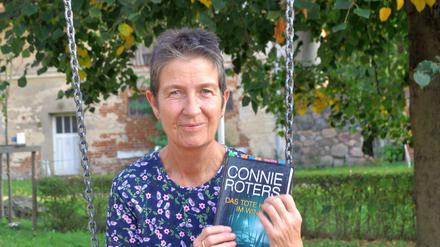 Krimiautorin Connie Roters mit ihrem Buch „Das tote Kind im Wind“. 