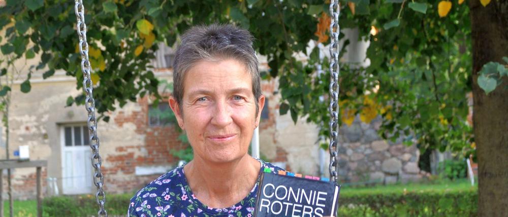 Krimiautorin Connie Roters mit ihrem Buch „Das tote Kind im Wind“.