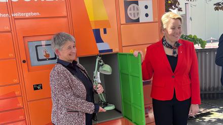 Wirtschaftssenatorin Franziska Giffey (SPD, rote Jacke) probierte mit BSR-Chefin Stephanie Otto den „Kiez-Locker“ aus.