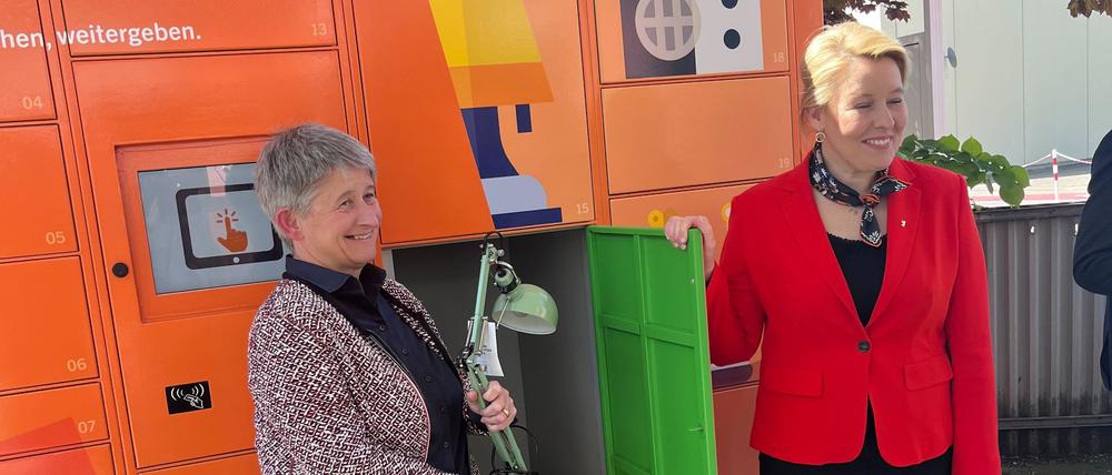 Wirtschaftssenatorin Franziska Giffey (SPD, rote Jacke) probierte mit BSR-Chefin Stephanie Otto den „Kiez-Locker“ aus.