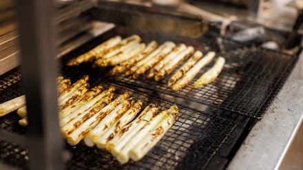 Gemüse liebt Glut: Gegrillter Spargel bekennt Farbe im Rezept von Tobias Beck und seinem Team im „ember“.