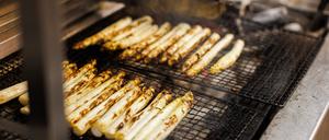 Gemüse liebt Glut: Gegrillter Spargel bekennt Farbe im Rezept von Tobias Beck und seinem Team im „ember“.