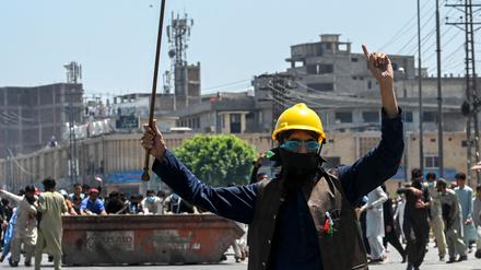 Ein Unterstützer Imran Khans, auf der Straße in Peshawar aus Protest gegen die Anklage des pakistanischen Ex-Premiers.