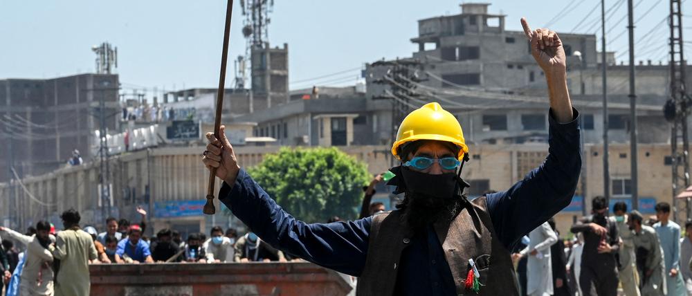 Ein Unterstützer Imran Khans, auf der Straße in Peshawar aus Protest gegen die Anklage des pakistanischen Ex-Premiers.