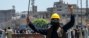 Ein Unterstützer Imran Khans, auf der Straße in Peshawar aus Protest gegen die Anklage des pakistanischen Ex-Premiers.