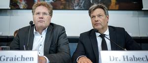 Robert Habeck (r, Bündnis 90/Die Grünen), Bundesminister für Wirtschaft und Klimaschutz, und Patrick Graichen, Staatssekretär im Bundesministerium für Wirtschaft und Klimaschutz, nehmen an der gemeinsamen Sitzung der Ausschüsse für Wirtschaft und Klimaschutz und Energie des Bundestages teil. 