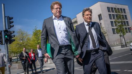Durch dick und dünn: Robert Habeck (r.) hält an Patrick Graichen fest. 