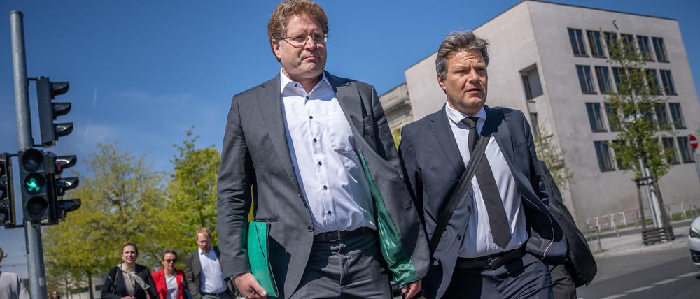 Durch dick und dünn: Robert Habeck (r.) hält an Patrick Graichen fest.