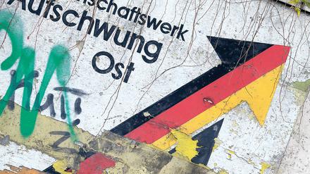 Der teilweise verwitterte Schriftzug „Gemeinschaftswerk Aufschwung Ost“ in Magdeburg.