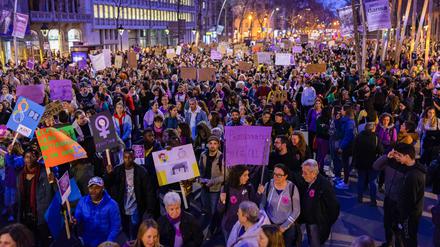 In Barcelona formieren sich Proteste gegen Gewalt an Frauen.