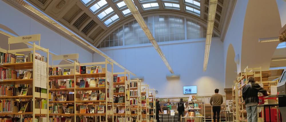 Die Heinrich-Schulz-Bibliothek im Rathaus Charlottenburg muss saniert werden.