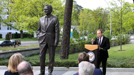 Der Bush-Enkel und die Statue.